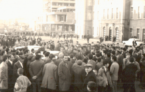 Mahkemesi görüldüğü zaman dışarıdaki kalabalık
